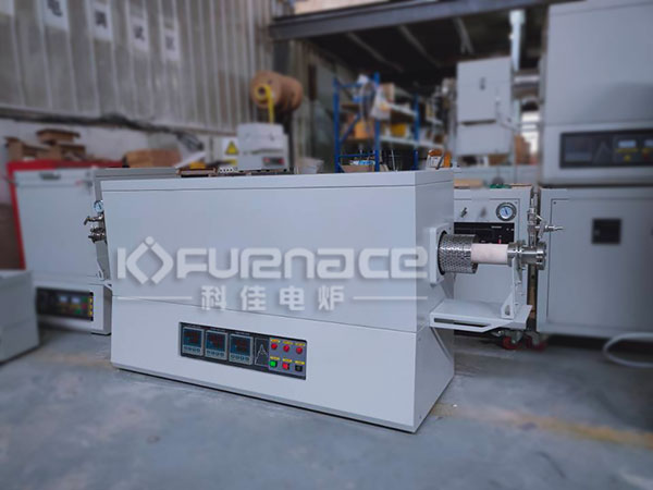 温度可达1700℃的多温区管式马弗炉